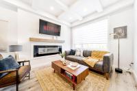 Nordic Retreat, 4BR, Min to WEM & DT, AirCon & Fireplace, Sleeps 10! - B&B Edmonton