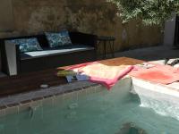 Le Maset des Aires avec vue sur le Luberon et son jacuzzi extérieur disponible de juin à mi-septembre - Chambres d'hôtes Maubec