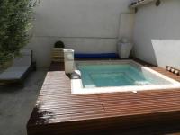 Le Maset des Aires avec vue sur le Luberon et son jacuzzi extérieur disponible de juin à mi-septembre - Chambres d'hôtes Maubec