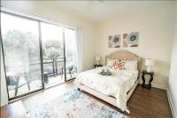 B&B Charlotte - Luxury Apartment Uptown Wi-Fi Gym Pool Shops Food! Apt 228 - Bed and Breakfast Charlotte