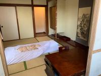 Japanisch eingerichtetes Zweibettzimmer mit Gemeinschaftsbad.