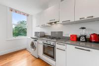 Ealing Broadway - Lovely 2-bedroom flat with offstreet parking - B&B Borgo londinese di Ealing