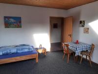 Zweibettzimmer mit Dusche