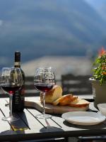 Panoramic Apartment Italian Alps Valtellina near Sondrio, Tirano - Chambres d'hôtes Poggiridenti