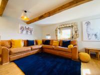 B&B Carsington - Rustic Retreats: Owslow Cottage with hot tub & Alpaca Walking Experiences - Bed and Breakfast Carsington