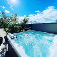 Rustic Retreats: Owslow Cottage with hot tub & Alpaca Walking Experiences - B&B