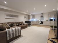 Stunning 2-Bed Apartment in Stevenage, Sleeps 5 with free Private Parking - B&B Stevenage
