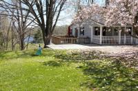 Private Lakeview Cottage and 2 Farmhouse Apartments near Rt 80 easy to NYC - Chambres d'hôtes Blairstown