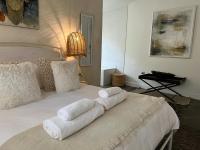 B&B Windhoek - ENCHANTING SELF-CATERING VILLA with QUEEN BED AT BOKMAKIERIE VILLAS - Bed and Breakfast Windhoek