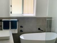 Cheerful/family friendly home with water views - Chambres d’hôtes