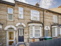 "FurnishedRentals Direct" WiggenHouse Stylish 3 Bedroom house Sleeps 8 with Free Off-Street Parking for 1 Car or Van, 2 Bathrooms, near to Watford High Street and Watford Football Stadium, Suitable for visiting Harry Potter Warner Bros Studio and London - Chambres d'hôtes Watford