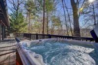 B&B Ellijay - Cozy 2-bedroom cabin with hot tub-Hilltop Hideaway - Bed and Breakfast Ellijay