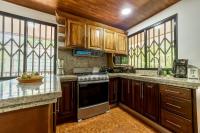 Casa Iris- Home for Family, Steps From the Beach, Pool and Yoga Deck - B&B Puerto Viejo