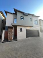 A beautiful modernize 4 bedrooms stand alone house - Chambres d’hôtes