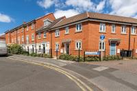 Modern & Stylish 2 Bedroom Apartment! - Ground Floor - FREE Parking for 2 Cars - Netflix - Disney Plus - Sky Sports - Gigabit Internet - Newly decorated - Sleeps up to 5! - Close to Bournemouth Train Station - Chambres d'hôtes Bournemouth