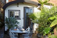 B&B Ryde - The Cabana - a romantic seaside getaway and garden - Bed and Breakfast Ryde