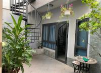 Royal Room with front small yard - B&B