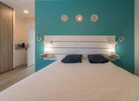 Zimmer mit Queensize-Bett und Gartenblick