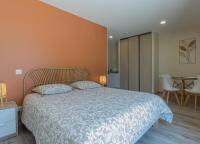 Zimmer mit Queensize-Bett und Gartenblick