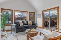 B&B Canmore - NEW! UPDATED Attractive Downtown Condo! Sleeps 10, Hot Tub, Mountain View - Bed and Breakfast Canmore