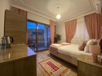 Habitación con cama grande y balcón