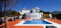 Stylish 3 bed house 2 bathrooms, with patio, roof terrace and communal pool 5 minutes away from the beautiful Spanish white village of Casares Pueblo and only 20 mins from the sea - Chambres d'hôtes Casares