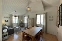 Very bright nest with terrace in the village - B&B