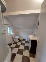 Deze driepersoonskamer heeft een gedeelde badkamer.