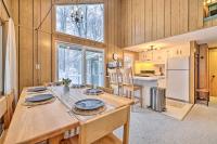 1 Block to Lake Poconos Getaway with Fire Pit! - Ferienwohnung