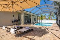 B&B Cape Coral - Gorgeous home, Private Pool, beautiful Palm Trees, Sleeps 8- Villa Casa Palmera - Bed and Breakfast Cape Coral