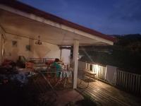 Sweet Mini Dortoir sur notre terrasse couverte pour vos transits entre deux vols by Kohutahia Lodge, 7 min by car to airport and town - B&B Faaa