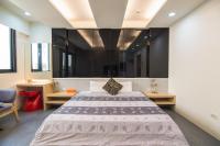 Habitación con cama grande y balcón