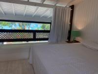 Zimmer mit Kingsize-Bett und Meerblick