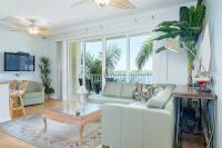 B&B St. Petersburg - Bright Luxury Oceanfront Condo with Private Balcony and Hotel Pool - Bed and Breakfast St. Petersburg