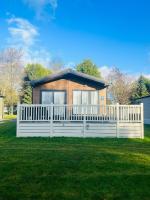 Bushmills Lodge with Hot Tub - B&B