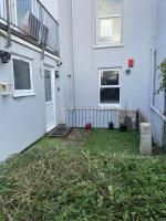 Large 1 Bedroom Flat With Private Parking - Bed and Breakfast