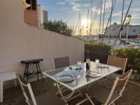 Studio cabine avec parking, lave-linge, lave-vaisselle, proche plage et commerces - FR-1-702-17 - B&B
