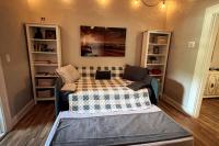 Historic 1920 Bungalow Minutes from DTSP - Chambres d’hôtes St. Petersburg