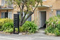 King Bed, Water Views, Private Parking, Courtyard Living in the Heart of Sandy Bay - Chambres d'hôtes Suntop