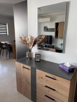 Blue Skies Family Apartment with Terrace - Chambres d’hôtes San Pawl il-Bahar
