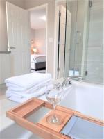 Elegant Getaway by Park 2xGarage - B&B Calgary