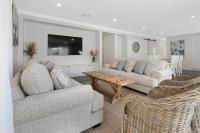 B&B Sunshine Bay - 4 bedroom home with theatre room, close to CBD and beaches. - Bed and Breakfast Sunshine Bay