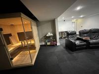 Cheerful 4 bedroom home w/ fireplace & game room - B&B