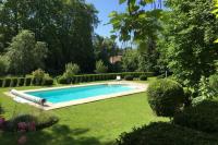 Charming 14th Century Village Chateau with gardens and outdoor pool - Chambres d'hôtes Celles