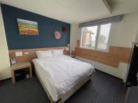 Deluxe Double Room with Side Sea View