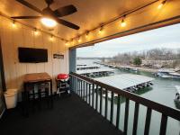 F Lakefront! Remodeled, Sleeps 4, Boat Slip, Patio, WiFi, Cable, Pool - Bed and Breakfast