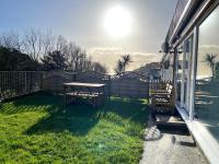 2 Bed Villa Sleeps 4 - Wifi Garden Sea Views - B&B Looe