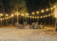 Brand New! Geauxin' All Inn, Fireplace, Hot Tub, Swings, Free Firewood - Chambres d’hôtes Broken Bow