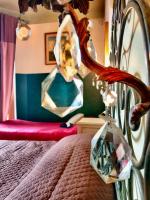 Zimmer mit Kingsize-Bett und Bergblick