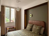 Zimmer mit Queensize-Bett und Gartenblick